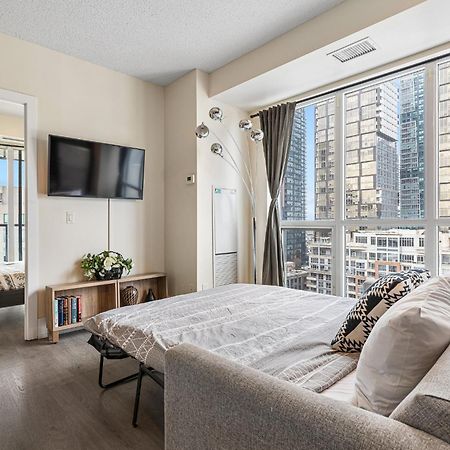 3 Bedroom Beside Cn Tower With Parking Downtown Toronto Exterior foto
