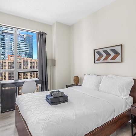 3 Bedroom Beside Cn Tower With Parking Downtown Toronto Exterior foto