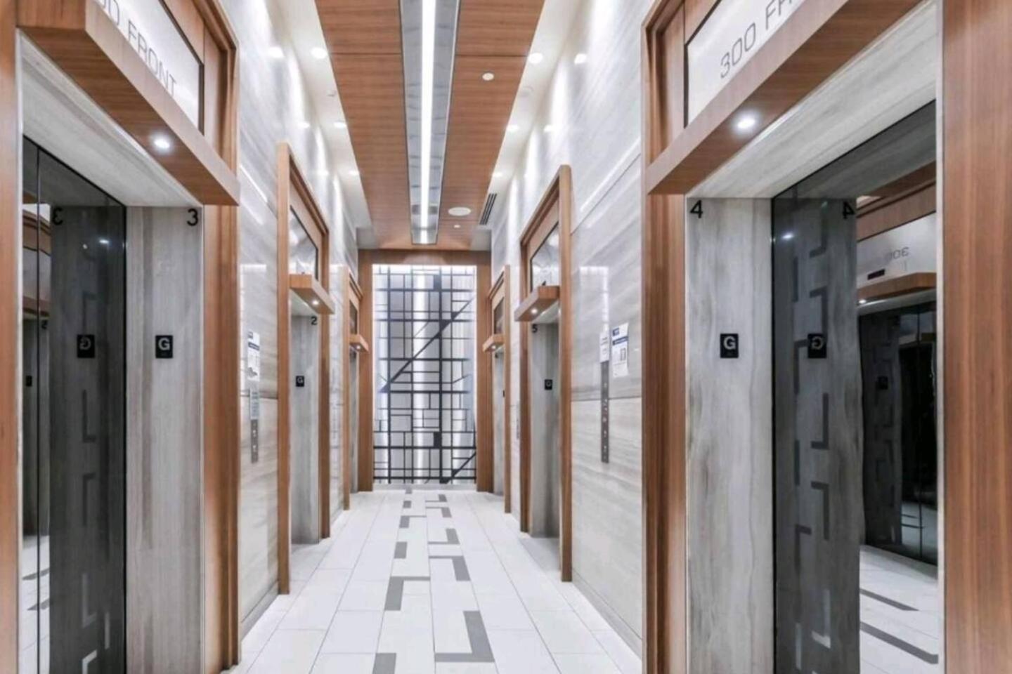 3 Bedroom Beside Cn Tower With Parking Downtown Toronto Exterior foto
