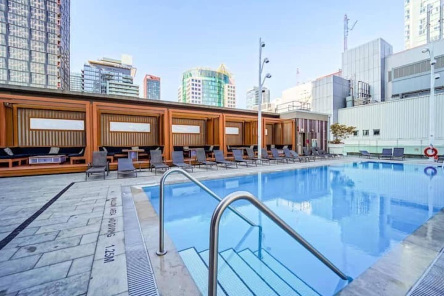 3 Bedroom Beside Cn Tower With Parking Downtown Toronto Exterior foto
