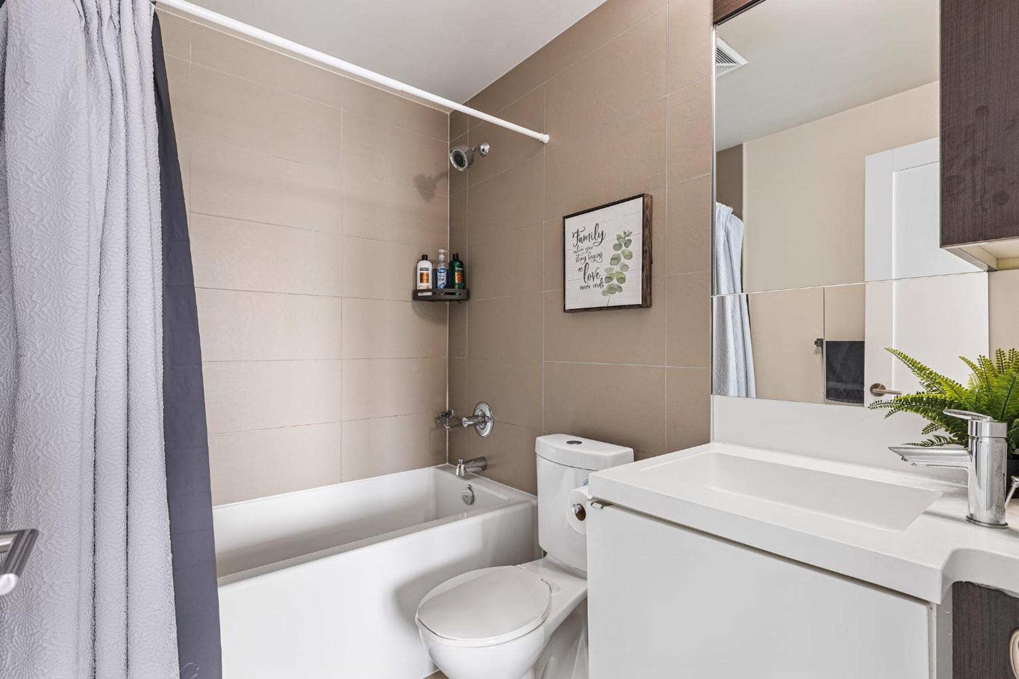 3 Bedroom Beside Cn Tower With Parking Downtown Toronto Exterior foto